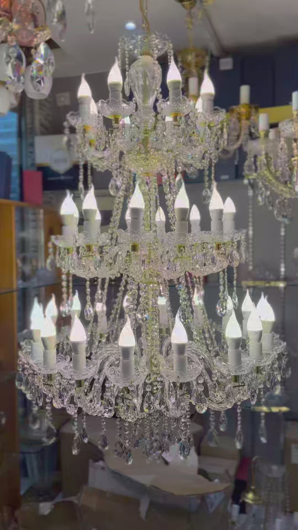 Lustre Royal “Viktoria” – 38 Lampes en Cristal Bohême